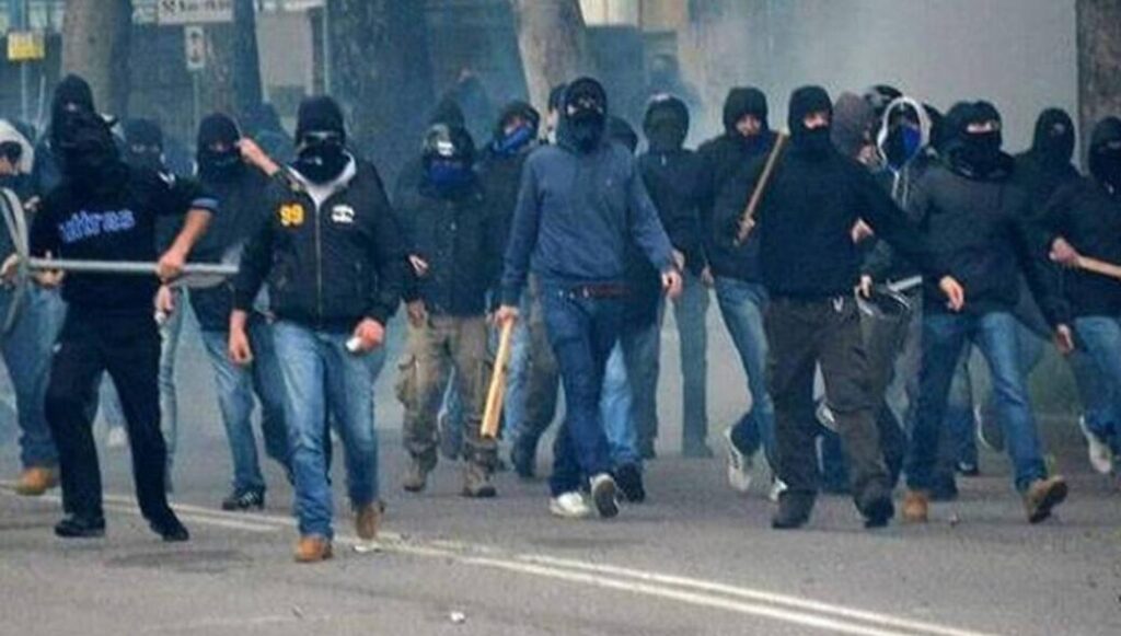 Νέο βίντεο από την επίθεση χούλιγκαν στο Πάρκο Τρίτση – Δύο τραυματίες