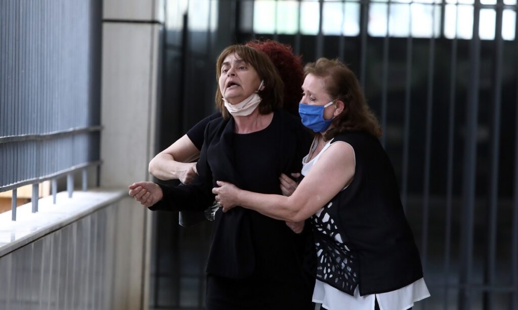 Ξέσπασε η μητέρα της Ε.Τοπαλούδη: «Σε 8 χρόνια θα παίρνουν άδειες – Εγώ καταδικάστηκα σε αιώνιο θάνατο» (βίντεο)