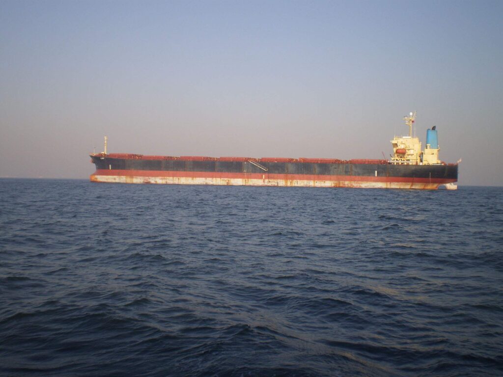 Επίθεση πειρατών σε τάκνερ με βρετανική σημαία στον Κόλπο του Άντεν (φώτο)