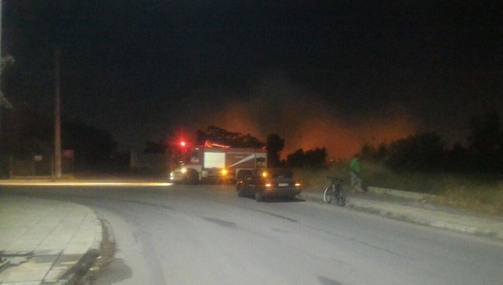 Πυρκαγιά στα Άνω Λιόσια – Έβαλαν φωτιά στο κλειστό της Πάλης (φώτο)