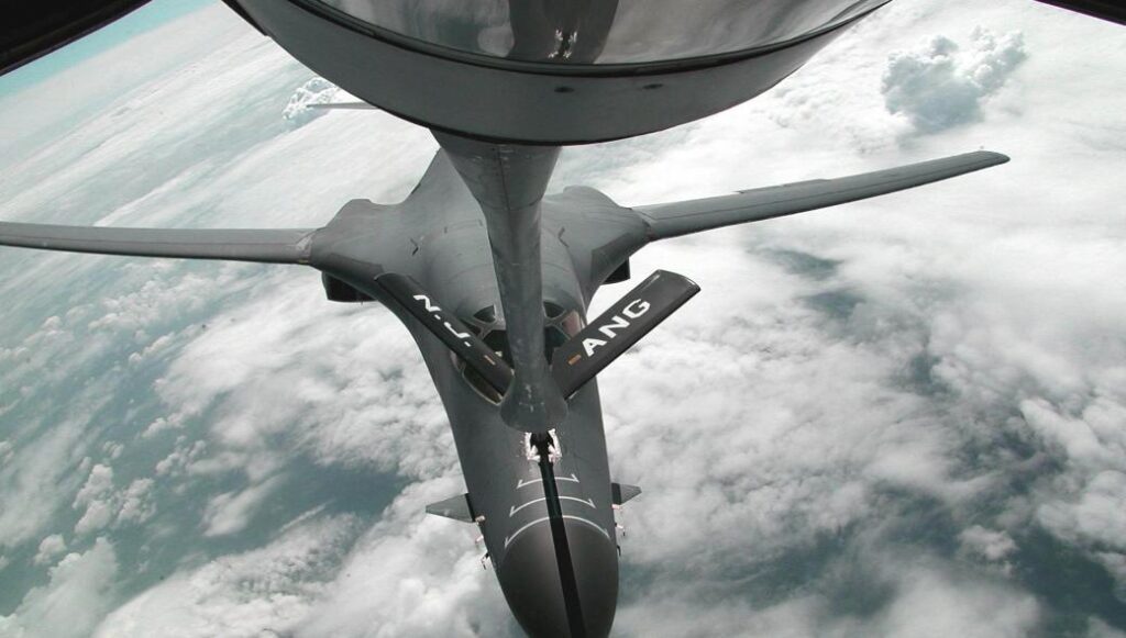 Αμερικανικό  B-1B ανεφοδιάζεται στον αέρα πάνω από την Σουηδία