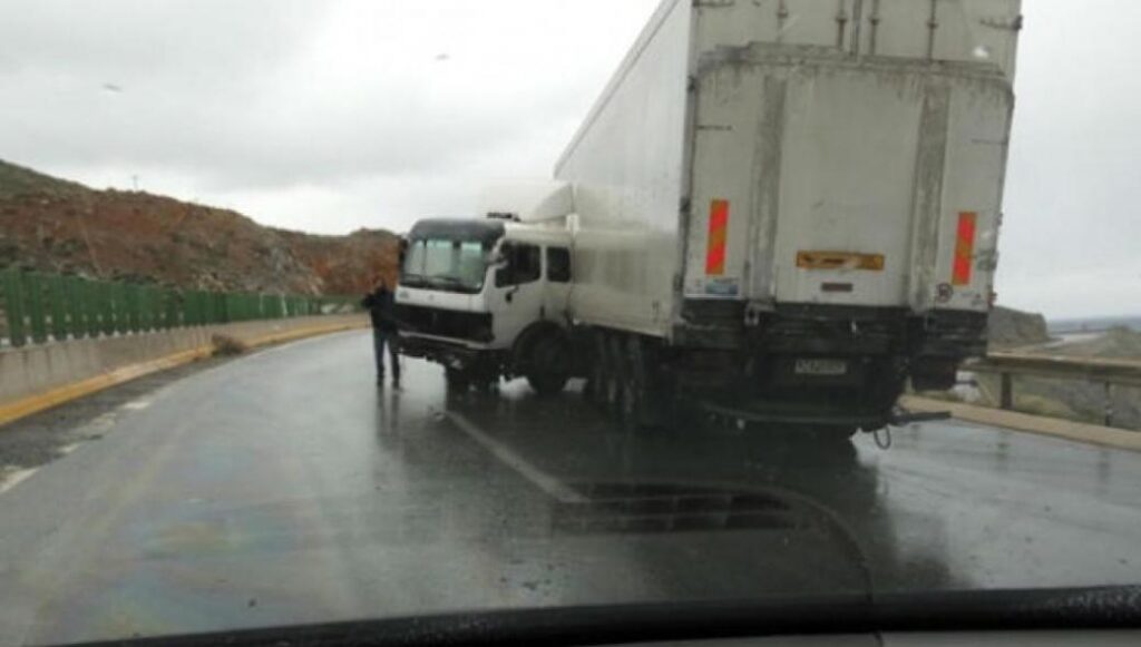 Δερβένι: Κλειστό το ρεύμα από Θεσσαλονίκη – Δίπλωσε νταλίκα