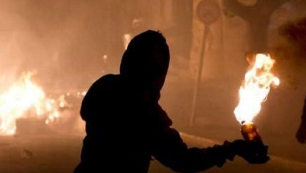 Επίθεση περιθωριακών με μολότοφ στο πάρκινγκ της Τροχαίας Αττικής!