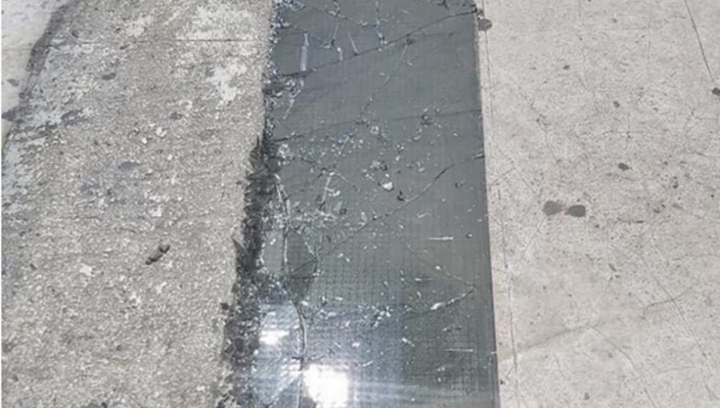 Σπάρτη: Ξεκόλλησε τζάμι από μπαλκόνι – Προσγειώθηκε στο πεζοδρόμιο