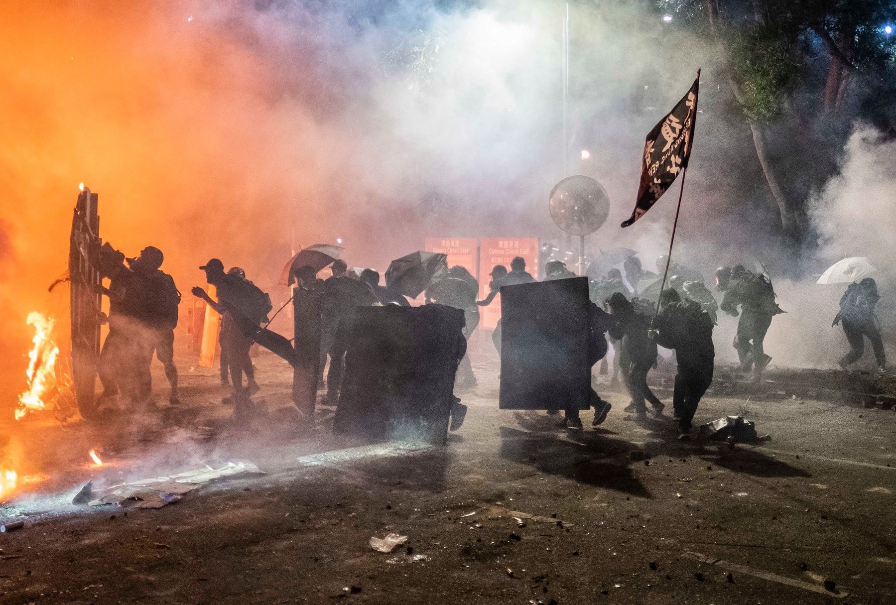 Χονγκ Κονγκ: Αντλίες νερού, οδοφράγματα και μάχες σώμα με σώμα ανάμεσα σε διαδηλωτές και δυνάμεις καταστολής (βίντεο)