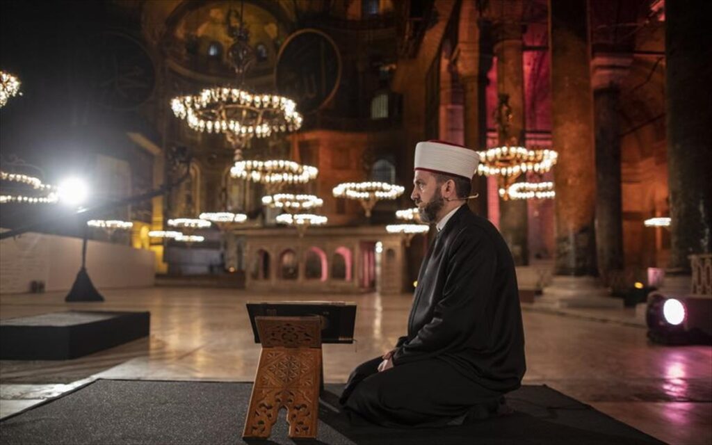 Την κριτική της αντιπολίτευσης προκάλεσε η «φιέστα» Ρ.Τ.Ερντογάν: «Χρησιμοποιεί την Αγία Σοφία για πολιτικούς λόγους»