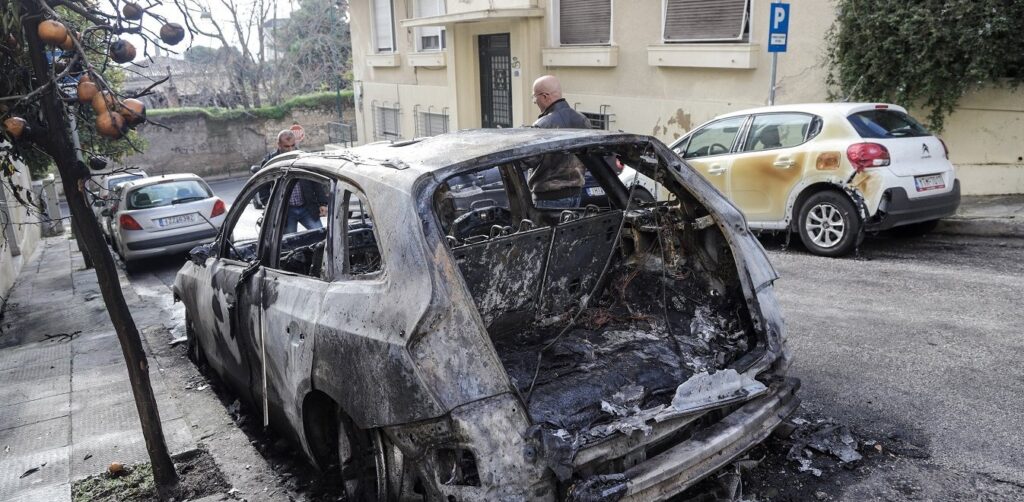 Ίλιον: Άγνωστοι έβαλαν φωτιά σε δύο οχήματα
