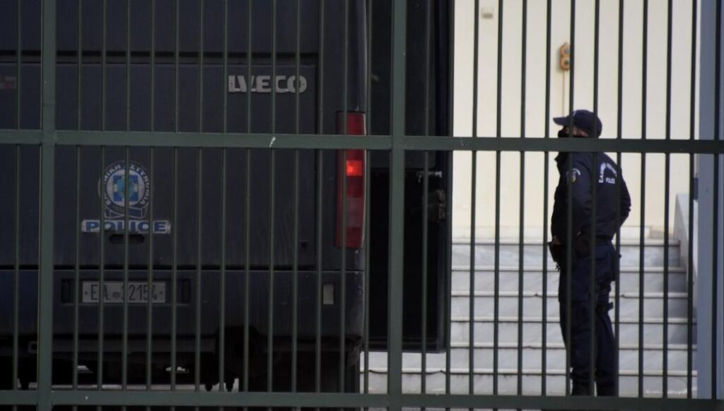 Χαλκίδα: Συνελήφθη σωφρονιστικός υπάλληλος – Μετέφερε 200 χάπια και κινητά τηλέφωνα