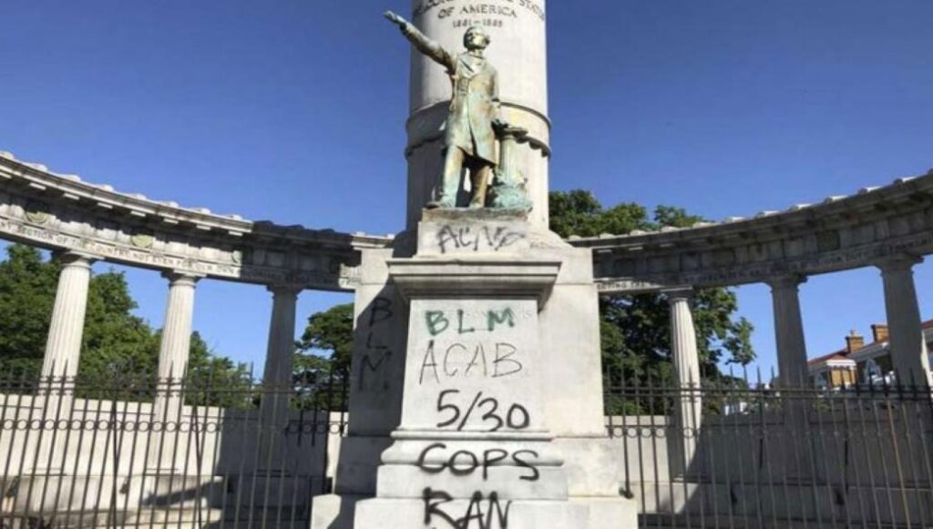 ΗΠΑ: Καταστροφές και βανδαλισμοί σε ιστορικά μνημεία που θεωρούνται «ρατσιστικά»