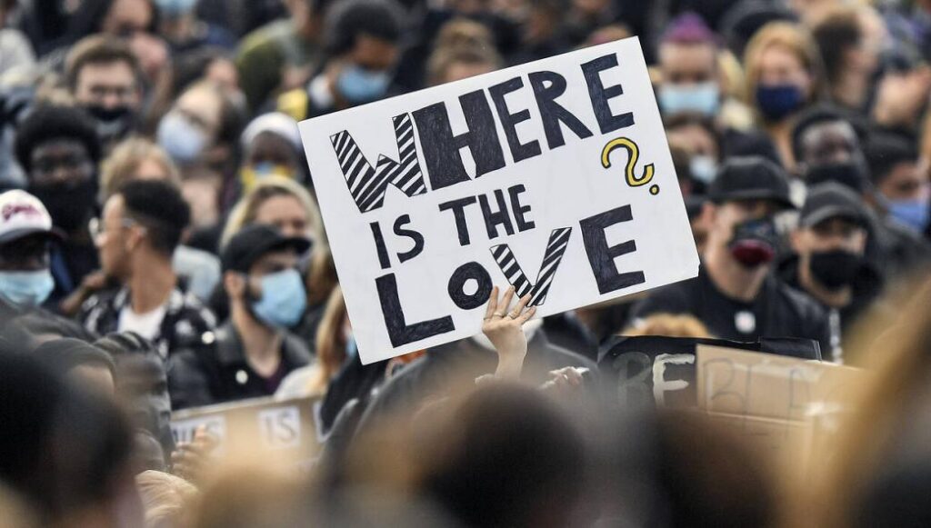 Αμβούργο: Ένταση στη διαδήλωση για τη δολοφονία του Τ.Φλόιντ – Αστυνομικοί έκαναν χρήση σπρέι πιπεριού (βίντεο)