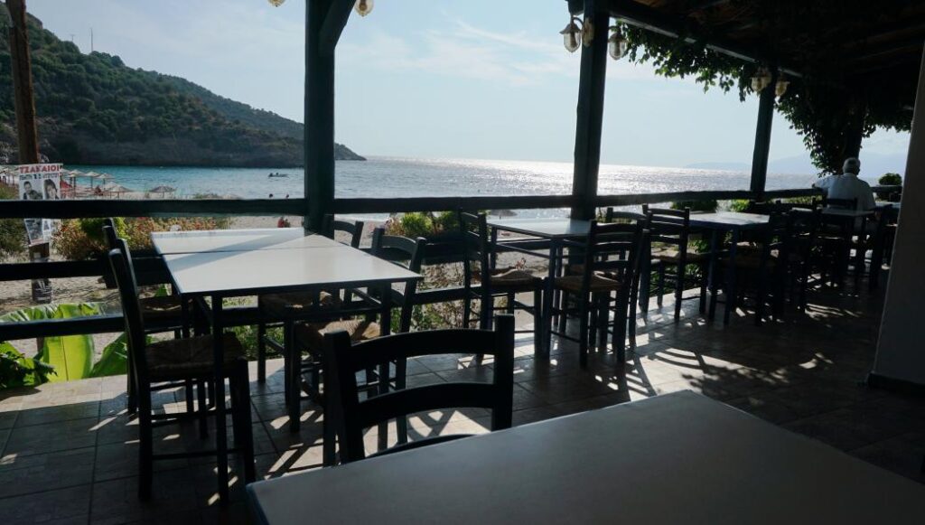 Τριήμερο Αγίου Πνεύματος: «Μπαράζ» ελέγχων για τα μέτρα – «Τσουχτερά» τα πρόστιμα