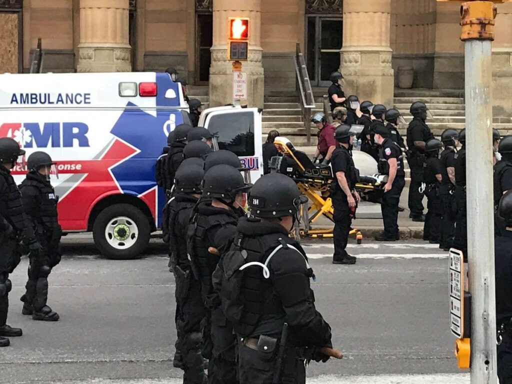 Αντιμέτωποι με κάθειρξη έως και 7 έτη οι δύο αστυνομικοί στο Μπάφαλο της Νέας Υόρκης