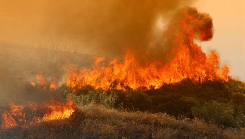 Μεγάλη φωτιά στη Ζάκυνθο – Νύχτα αγωνίας για τους κατοίκους χωριού (βίντεο)
