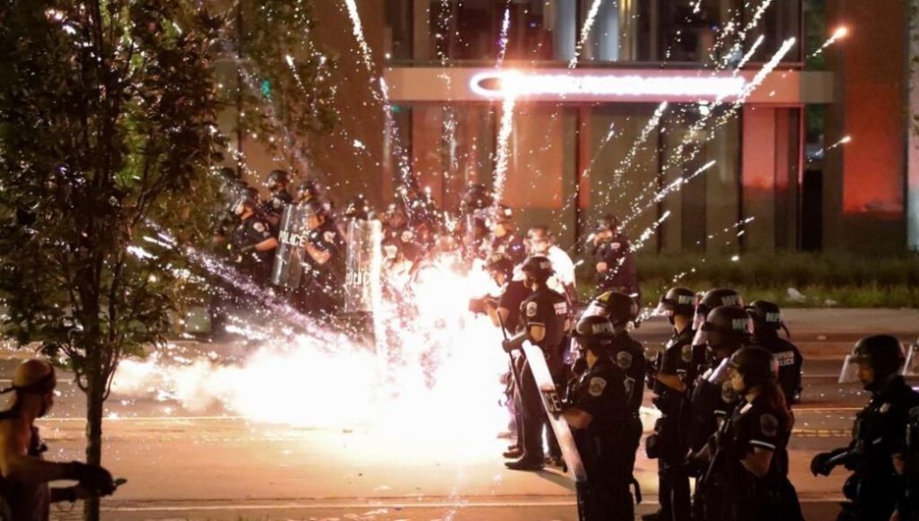 ΗΠΑ: Συνεχίζονται οι διαδηλώσεις – «Αφοπλίζεται» η αστυνομία