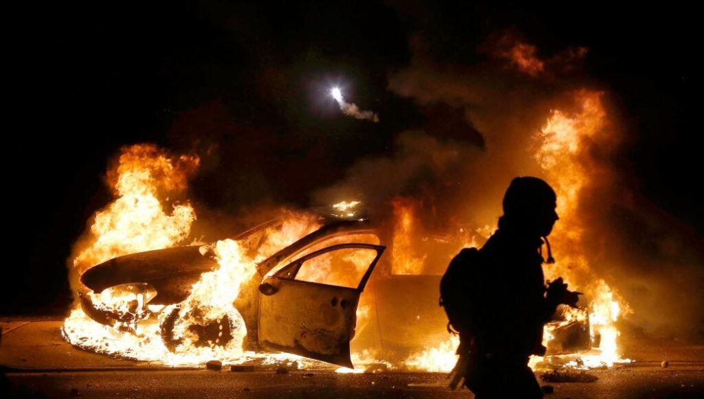 Bίντεο: Αυτοκίνητο πέφτει πάνω στο πλήθος στο Σιάτλ – Ο οδηγός έβγαλε όπλο και πυροβόλησε