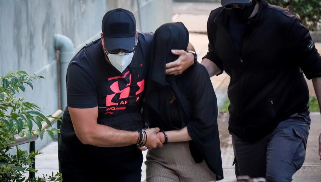 Οι στιγμές λίγο πριν τη σύλληψη της 35χρονης – Η «ενέδρα» των αστυνομικών (βίντεο)