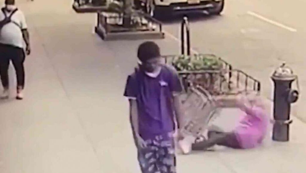 ΗΠΑ: Μαύρος εξτρεμιστής επιτίθεται σε 92χρονη και την τραυματίζει (βίντεο)