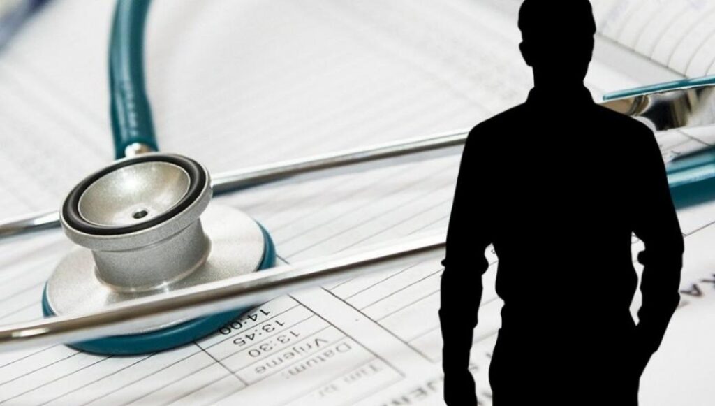 Μητέρα 11χρονου καταγγέλλει τον απατεώνα «γιατρό»: «Μου είπε ότι δεν υπάρχουν ελπίδες και του έδωσε ρίγανη»