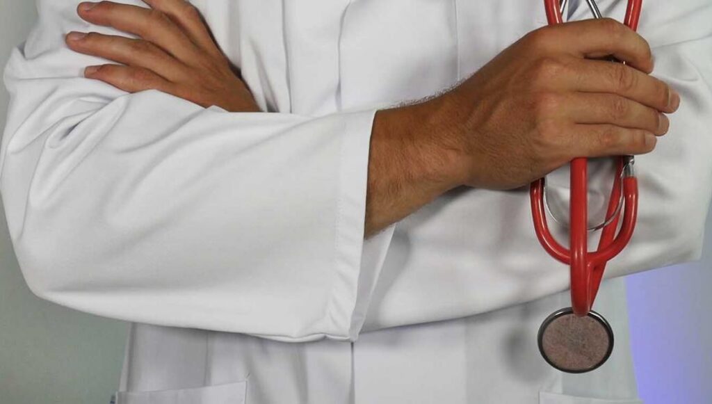 «Μαϊμού» γιατρός: Ο άνθρωπος που τον κατήγγειλε αποκαλύπτει – «Είδα ότι τα γάντια του δεν τα φορούσε καλά» (βίντεο)