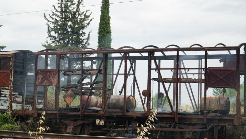 Λάρισα: Φωτιά σε εγκαταλελειμμένα βαγόνια απείλησε υποσταθμό της ΔΕΗ