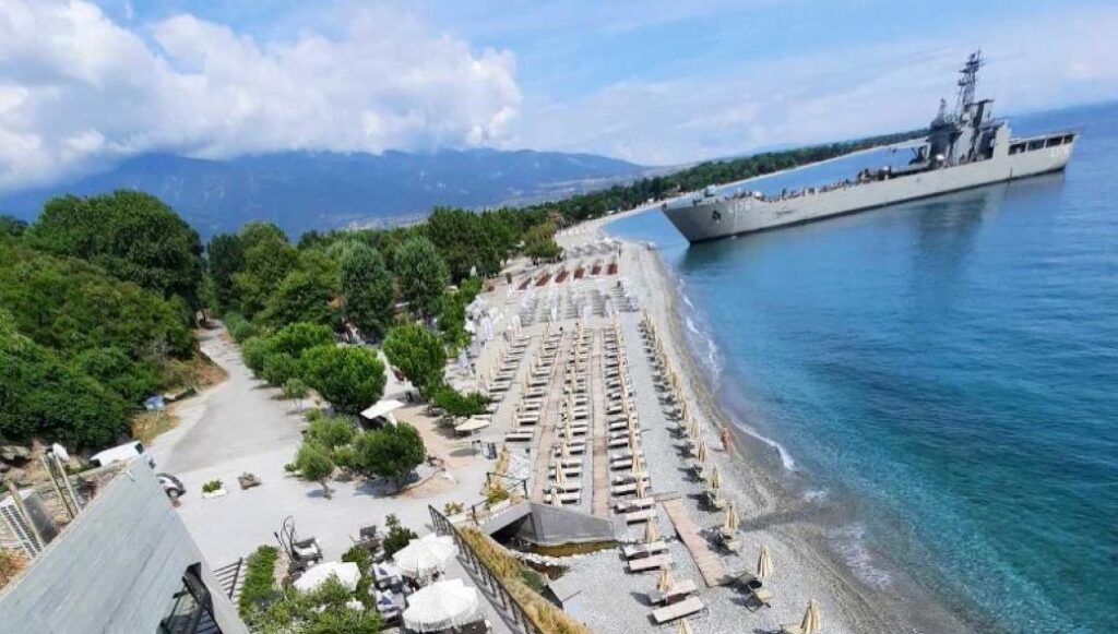 Αρματαγωγό του Πολεμικού Ναυτικού έδεσε μπροστά σε beach bar της Πιερίας (φωτό)