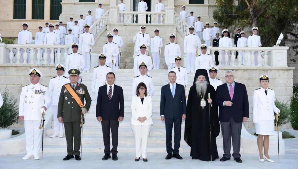 Ορκίστηκαν και έλαβαν τα ξίφη τους οι νέοι Σημαιοφόροι του ΠΝ