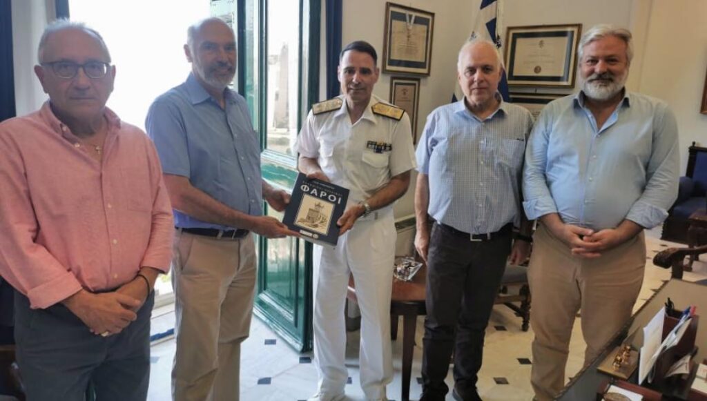 Βιβλία – δώρο από το Ελληνικό Ινστιτούτο Ναυτικής Ιστορίας προς τους νέους Σημαιοφόρους