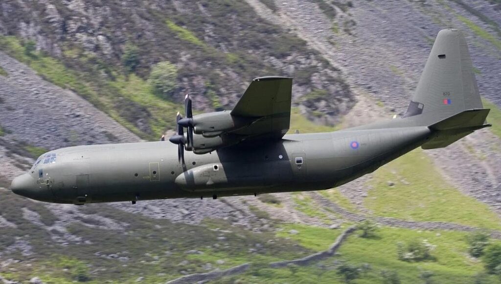 Ασυνήθιστα χαμηλή πτήση για βρετανικό C-130 πάνω από παραλία της Λεμεσού