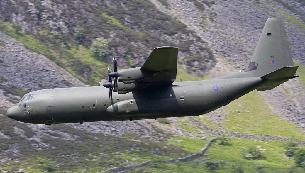 Ασυνήθιστα χαμηλή πτήση για βρετανικό C-130 πάνω από παραλία της Λεμεσού