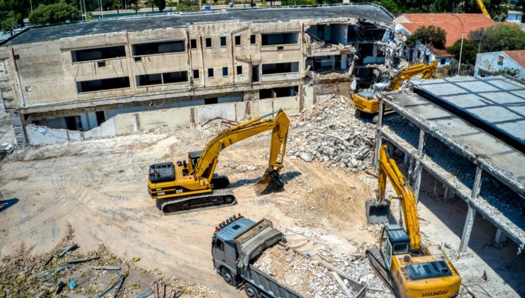 Βιάστηκε για τη «φιέστα» στο Ελληνικό η κυβέρνηση: Άφησε αδέσποτα κάτω από τα συντρίμμια!