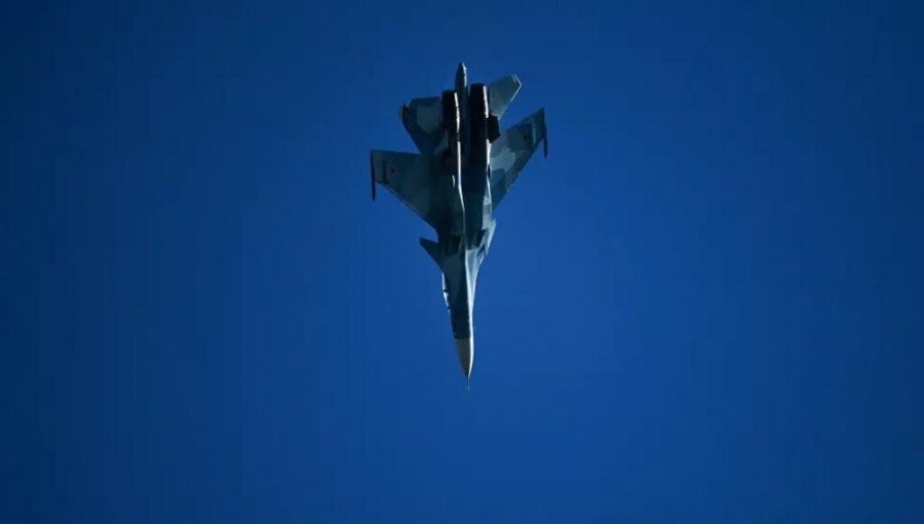 Κριμαία: Su-24M και Su-30SM σε εναέριο ανεφοδιασμό (βίντεο)