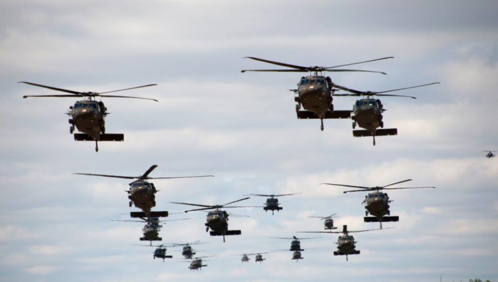 ΗΠΑ: Άλμα στατικού ιμάντα από… UH-60 Black Hawk (βίντεο)