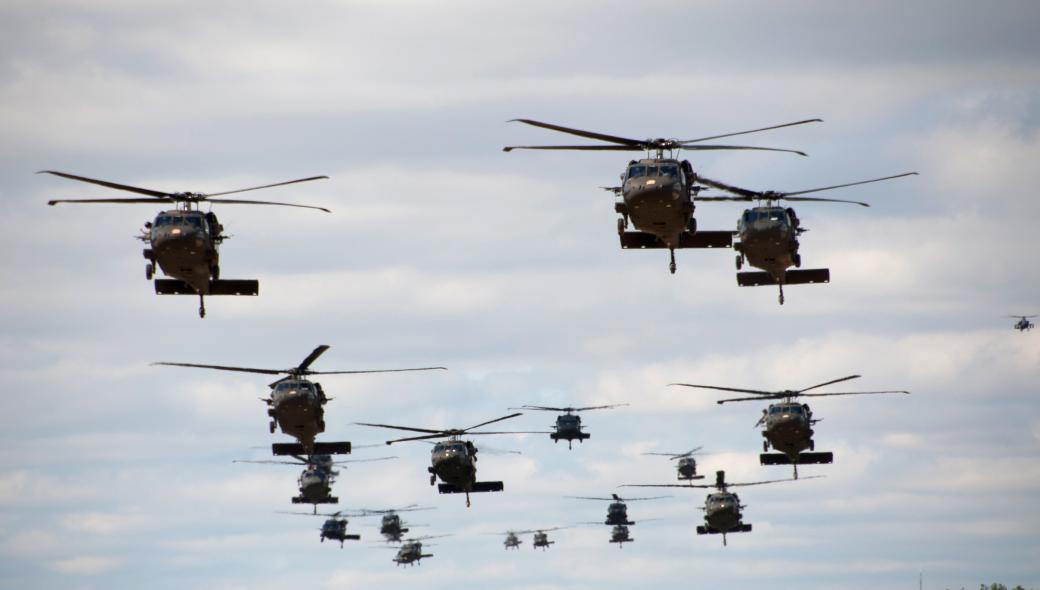 ΗΠΑ: Άλμα στατικού ιμάντα από… UH-60 Black Hawk (βίντεο)