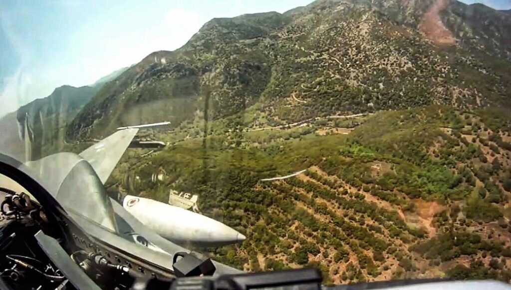 F-16 της ΠΑ σε χαμηλή πτήση πάνω από τη Πελοπόννησο