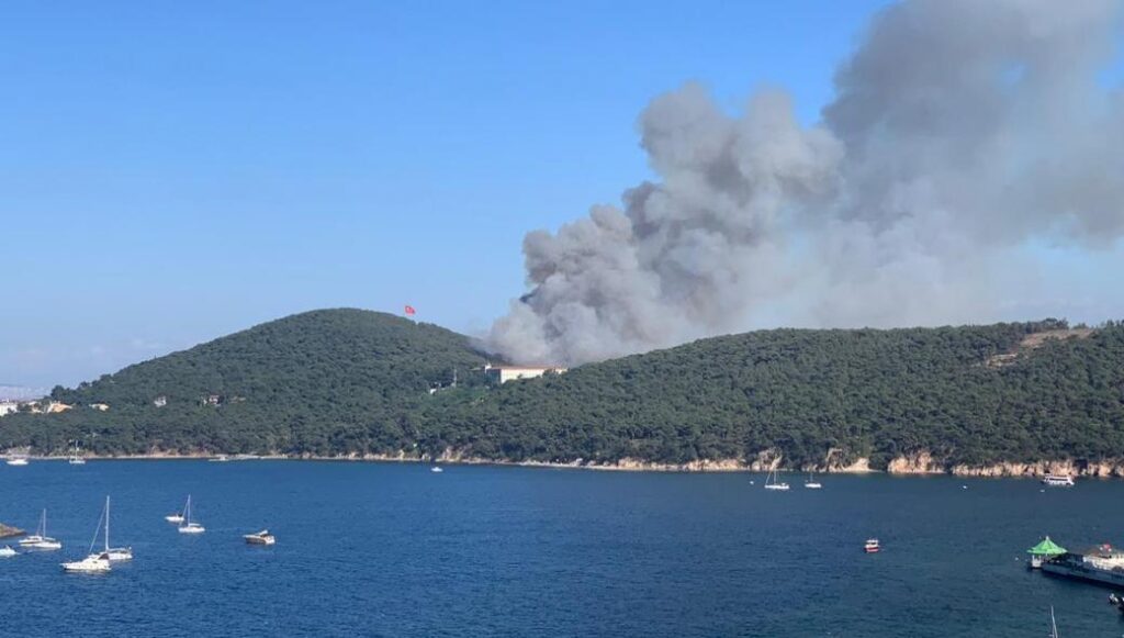 «Περίεργη» πυρκαγιά κοντά στην Θεολογική Σχολή της Χάλκης