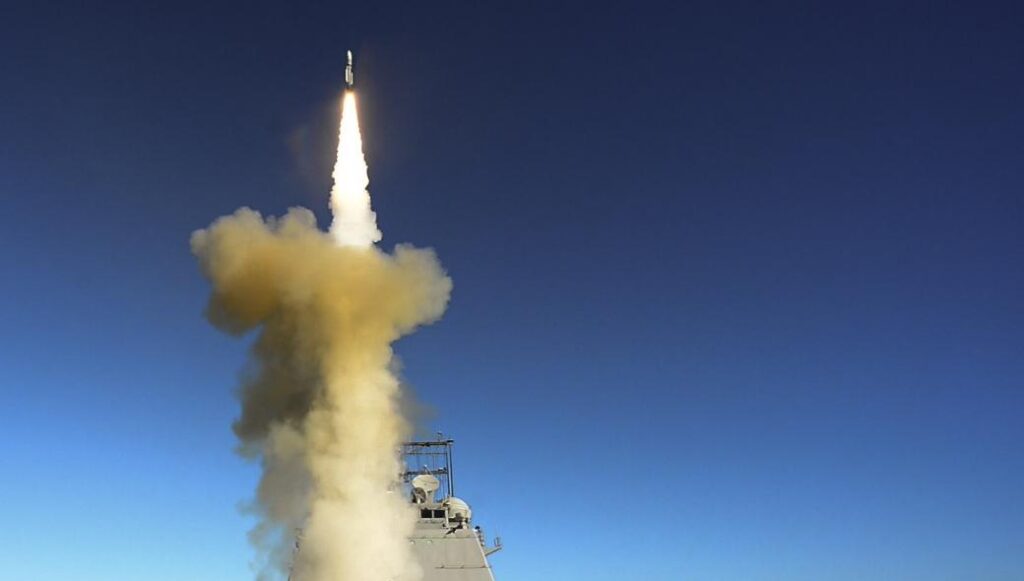 Εκτόξευση βλήματος SM-2 από αντιτορπιλικό κλάσης Arleigh Burke