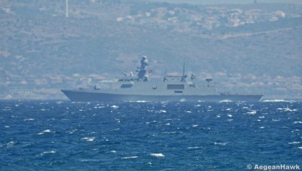 Τουρκική κορβέτα κλάσης Ada περνά το στενό της Χίου