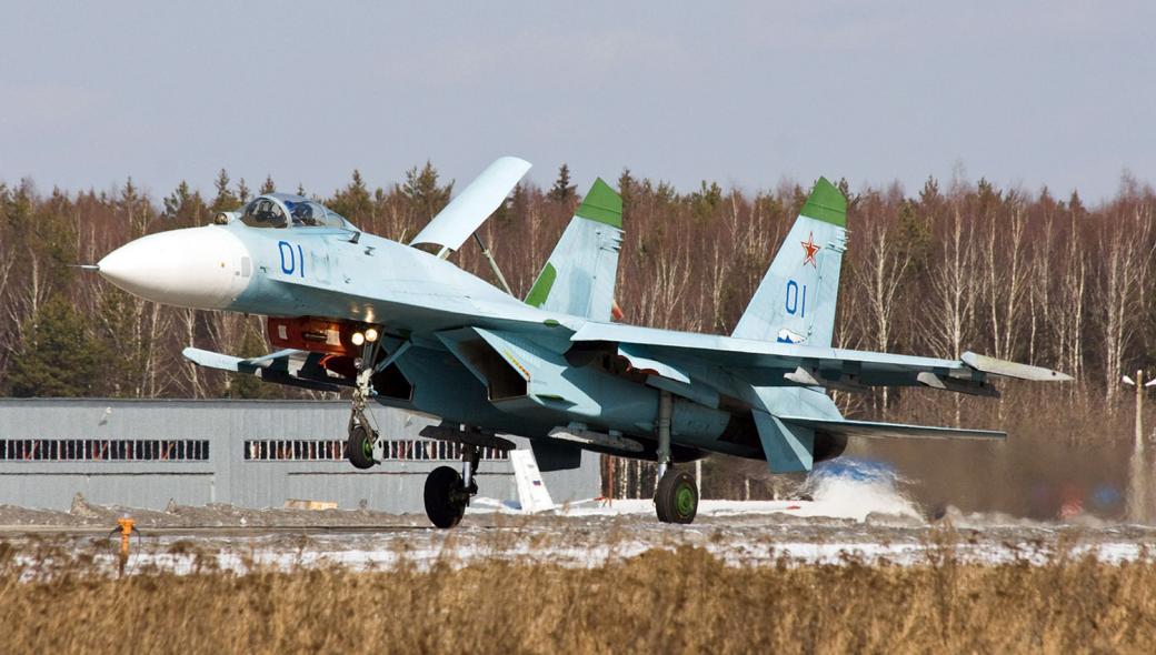 Ρωσικό Su-27 αναχαιτίζει αμερικανικό αναγνωριστικό αεροσκάφος (βίντεο)