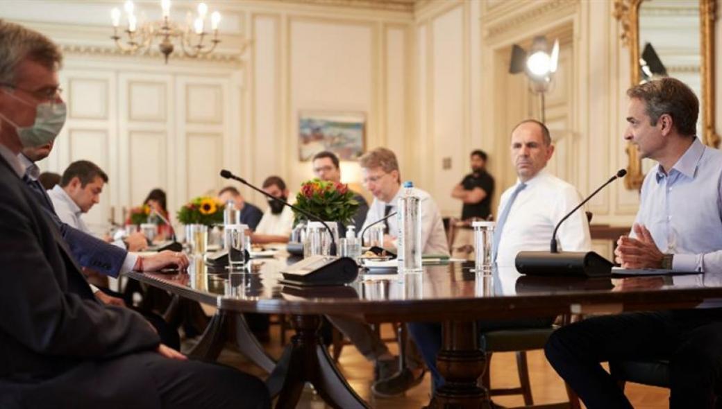 Κυβέρνηση: «Στο τραπέζι» η επαναφορά Τσιόδρα και lockdown