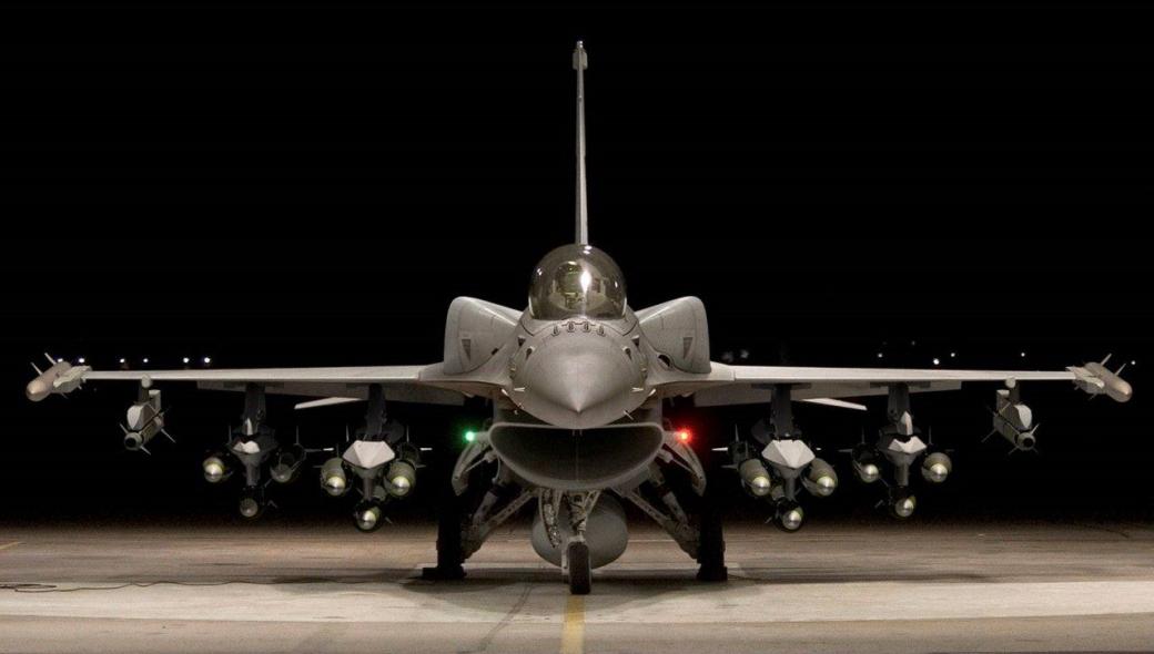 F-16 Viper σε μοναδικούς ελιγμούς (βίντεο)
