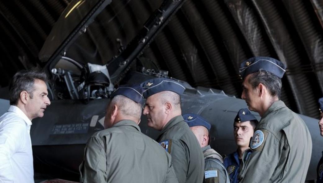 Hurriyet: «Ο Έλληνας πρωθυπουργός ποζάρει μπροστά σε F-16 και πυραύλους αέρος-επιφανείας» (φώτο)