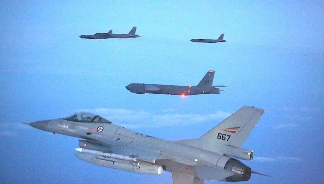 Αεροπορική «αρμάδα» από νορβηγικά F-16 και F-35 και έξι αμερικανικά B-52!