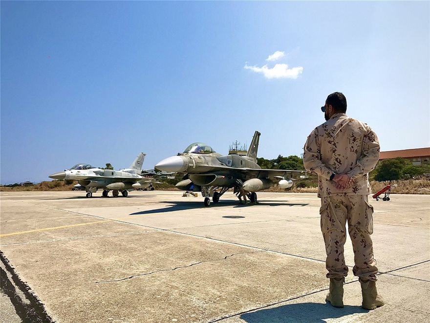 Με… συνοδεία τριών C-17 έφτασαν τα 4 F-16 block 60 των ΗΑΕ στην Σούδα