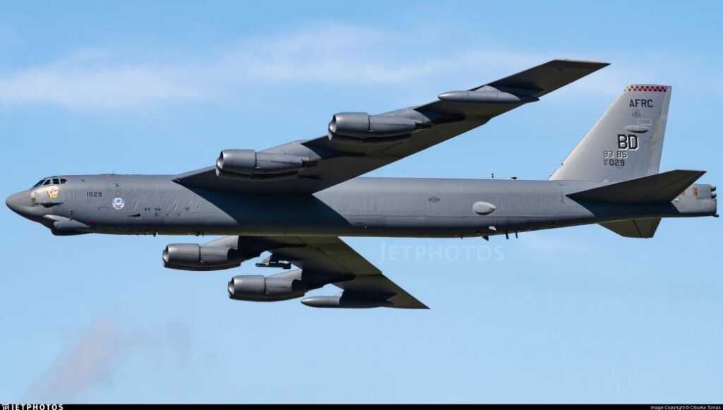 Αμερικανικό στρατηγικό βομβαρδιστικό B-52 πέταξε πάνω από την Αθήνα