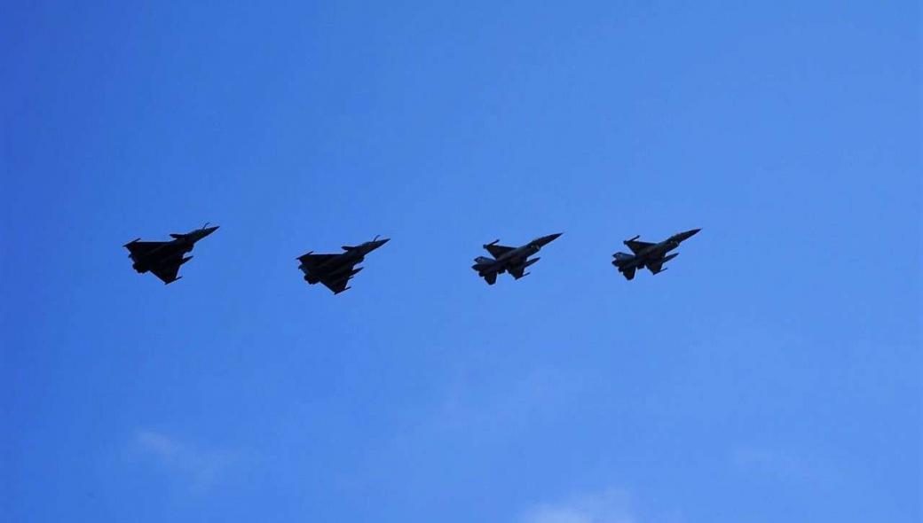 Δέος: Μέσα στο πιλοτήριο ελληνικού F-16 – H ώρα που χαιρετάει την φρεγάτα «Κουντουριώτης» (βίντεο)