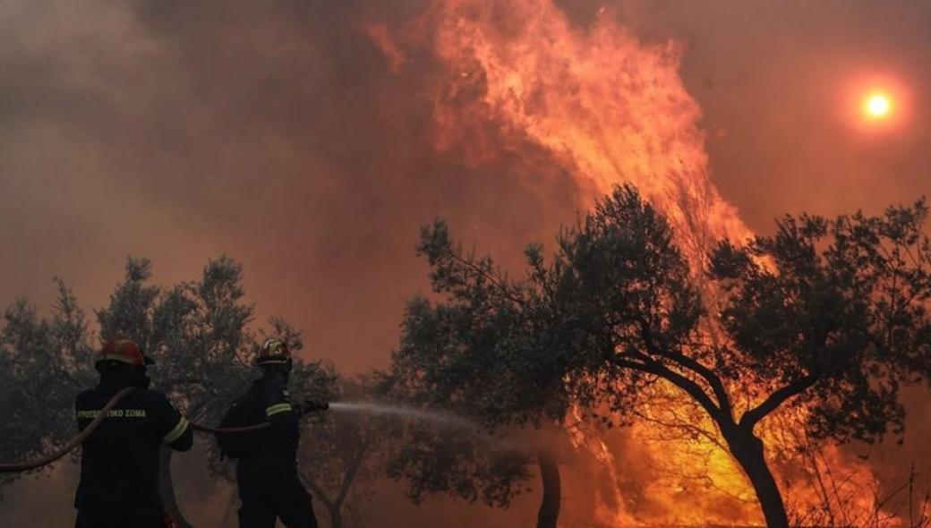 Πυρκαγιά στην Κορινθία – Εκκενώνονται οικισμοί και μοναστήρι