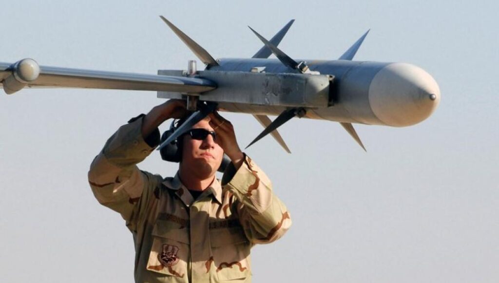 AMRAAM AIM-120: Ο πύραυλος που άλλαξε τα δεδομένα στις εναέριες μάχες (βίντεο)