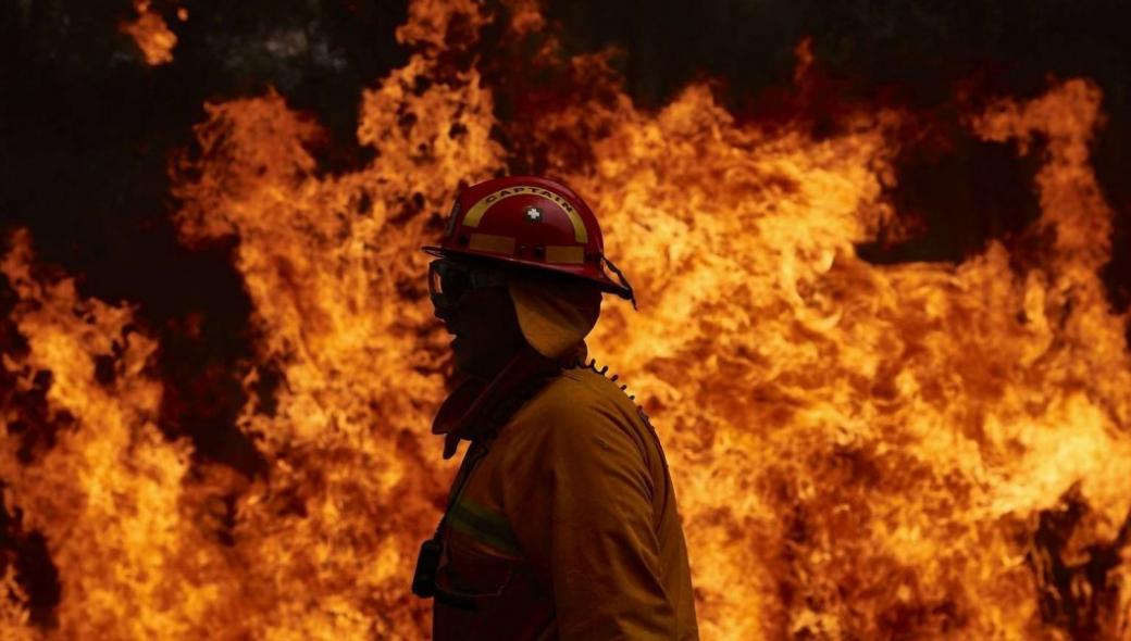 Πύρινη «κόλαση» στην Ανάβυσσο: Έχουν εκκενωθεί 7 οικισμοί – Καίγονται σπίτια
