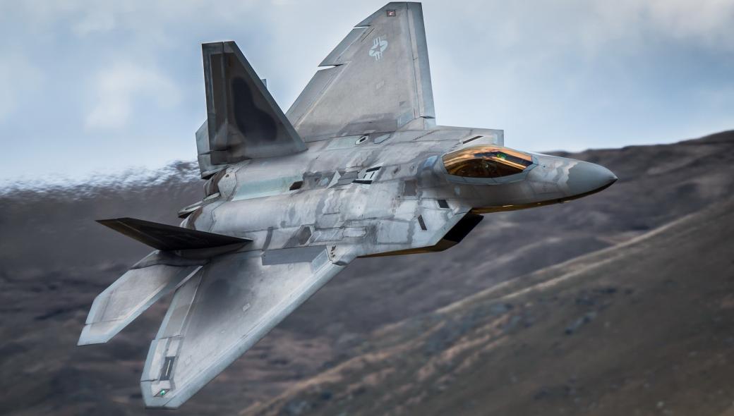 Βίντεο: Μια πλήρης επίδειξη μέσα από το πιλοτήριο ενός F-22 Raptor