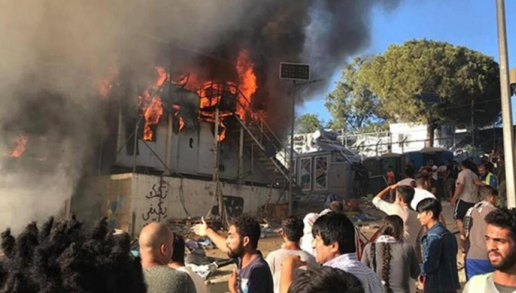 Αλλοδαποί στην Λέσβο τραγουδάνε «Μoria, fire» (βίντεο)